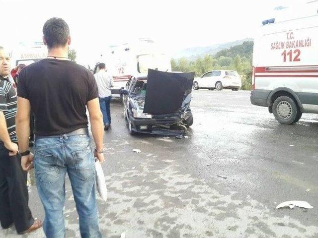 Otomobil İş&ccedil;i Servisine &Ccedil;arptı: 4 Yaralı 1