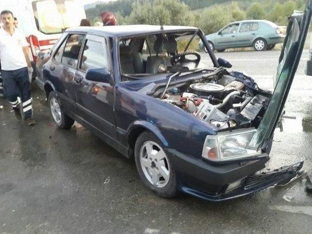 Otomobil İş&ccedil;i Servisine &Ccedil;arptı: 4 Yaralı 2