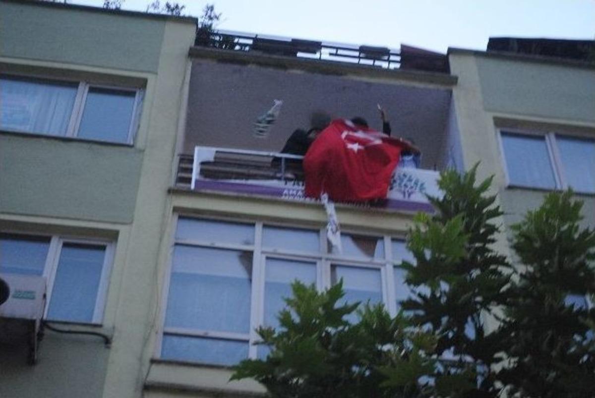 Amasya&rsquo;da Hdp Binasına T&uuml;rk Bayrağı Asıldı