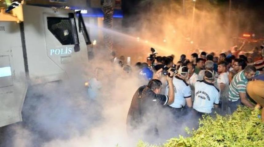 Hdp Binasına Y&uuml;r&uuml;mek Isteyen Gruba Polis M&uuml;dahale Etti