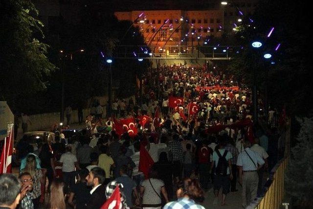 Gaziantep’de Binlence Kişi Teröre Tepki İçin Yürüdü