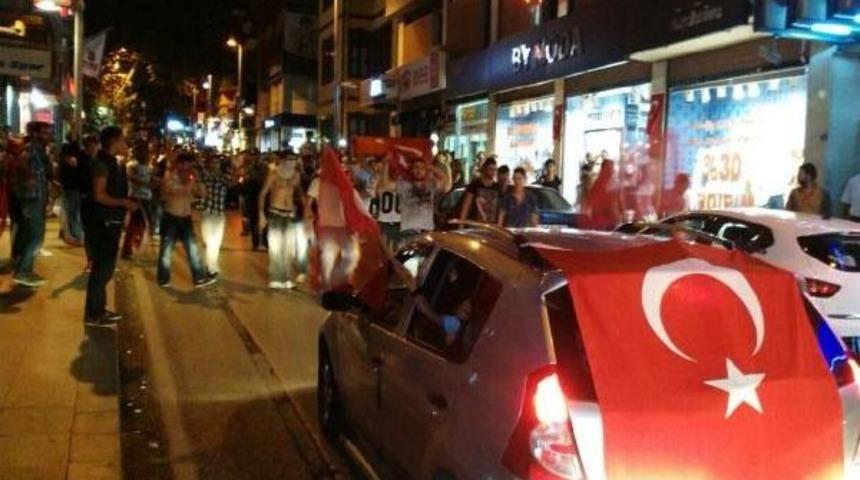 İzmit'te Ter&ouml;re Lanet Y&uuml;r&uuml;y&uuml;ş&uuml;nde Gerginlik