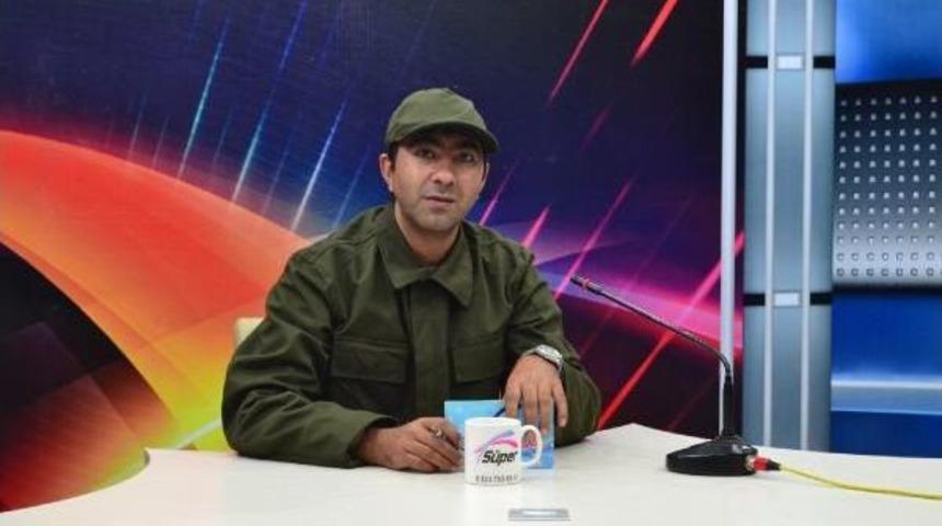 Ana Haber B&uuml;ltenini Askeri Kıyafetle Sundu