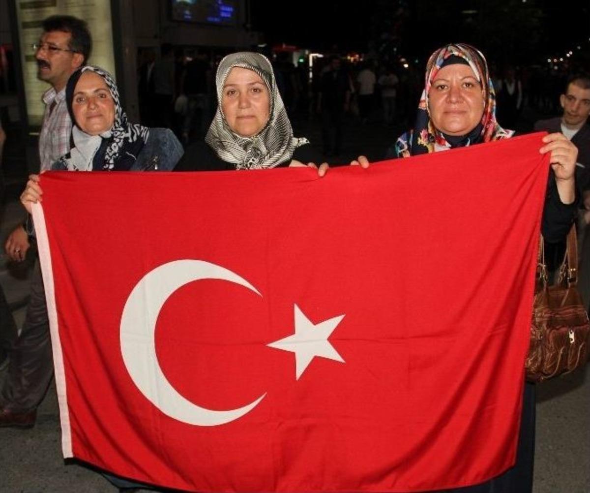 Sivas&rsquo;ta 5 Bin Kişi Şehitler İ&ccedil;in Y&uuml;r&uuml;d&uuml;