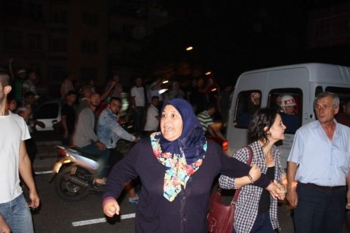 &Ccedil;anakkale&rsquo;de Hdp İl Binasına T&uuml;rk Bayrağı Bayrak Astılar