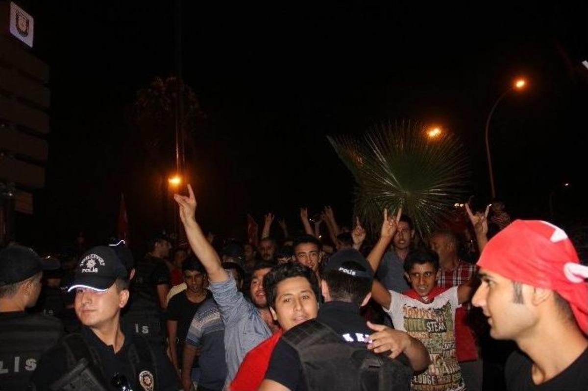 Eylemcilerin Yoğun İlgisi Polisi Bunalttı