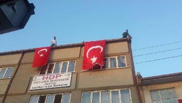 Ereğli'de Hdp Binasındaki Eşyalar Ateşe Verildi