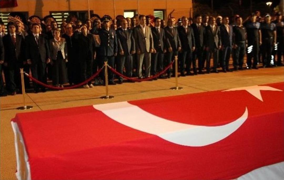 Şehit Polisin Yaralı Kızı, Babasını Askeri Selamla Uğurladı