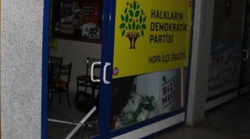 Hopa&rsquo;Da Hdp Binasına Taşlı Saldırı