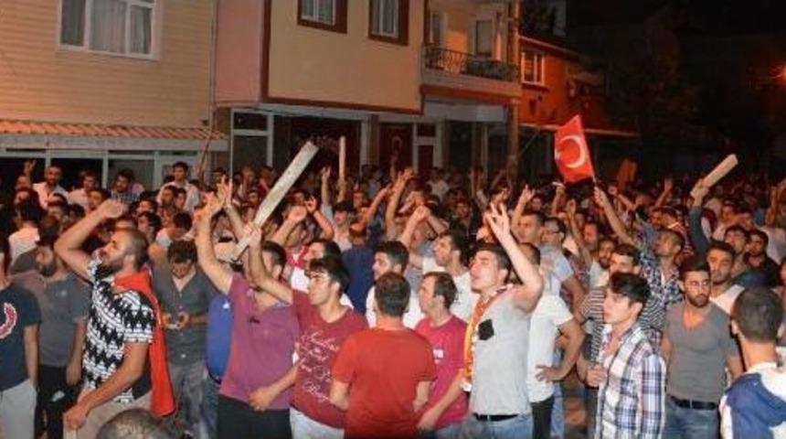 Bursa'da Karşıt G&ouml;r&uuml;şl&uuml; Grupların Kavgasına Polis M&uuml;dahale Etti