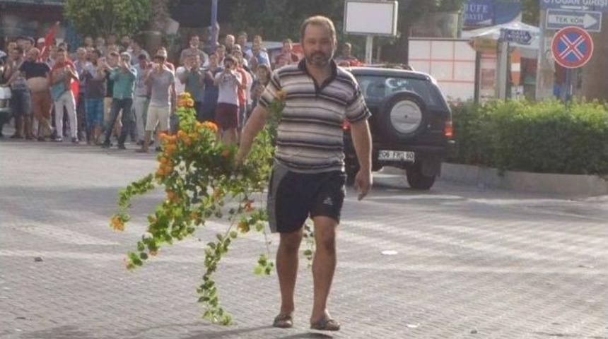 Bir Yandan Taş Bir Yandan &Ccedil;i&ccedil;ek