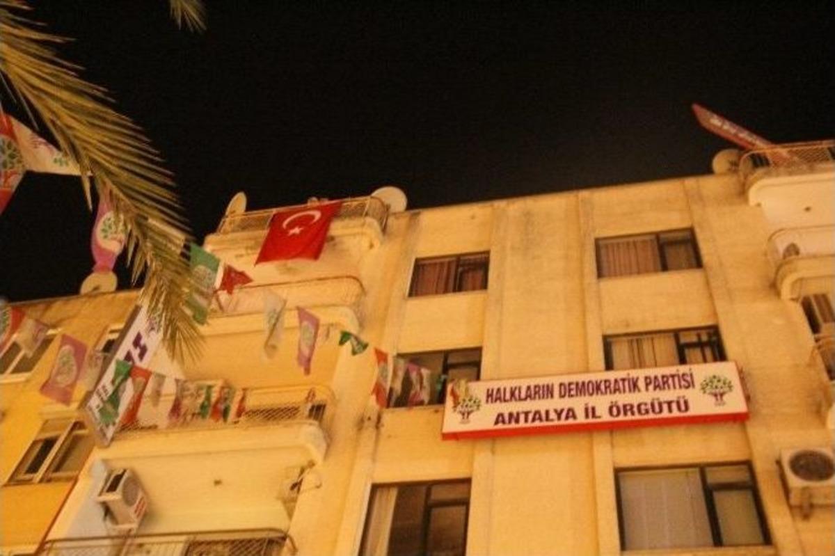 Antalya&rsquo;da &Ccedil;ıkan Olayların Ardından Hdp Binasına T&uuml;rk Bayrağı Asıldı