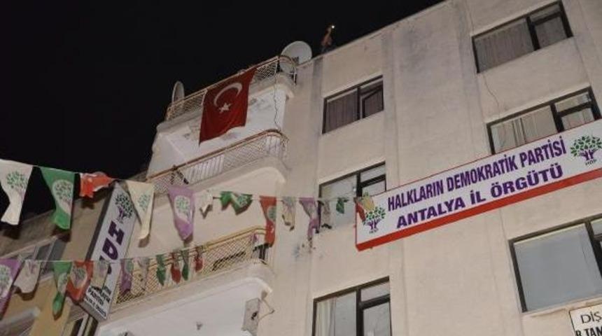 Hdp Binasına Y&uuml;r&uuml;mek Isteyen Gruba Polis M&uuml;dahale Etti (5)
