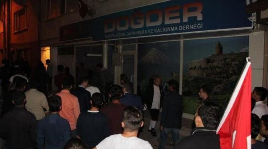 Bolu'da Dernek Binası &Ouml;n&uuml;nde Ter&ouml;r Tepkisi