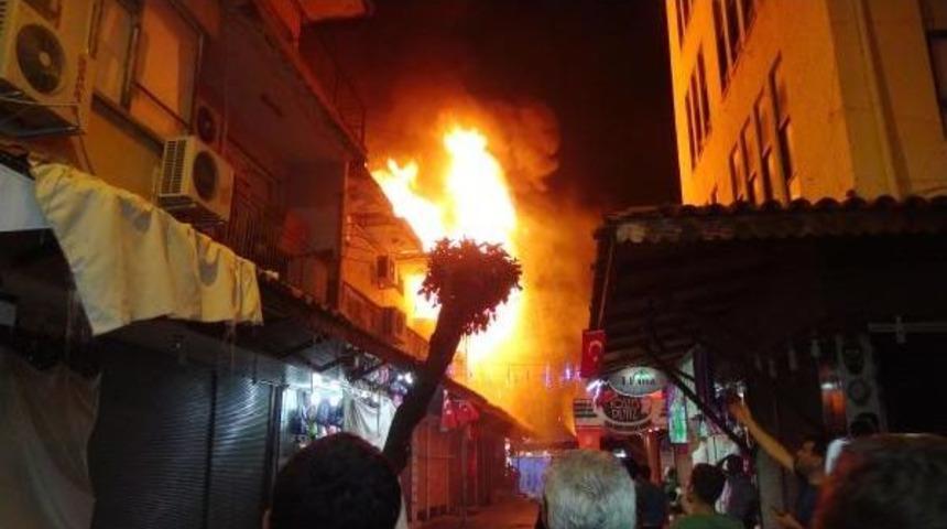 Alanya'da Hdp Il&ccedil;e Binası Ateşe Verildi (2)