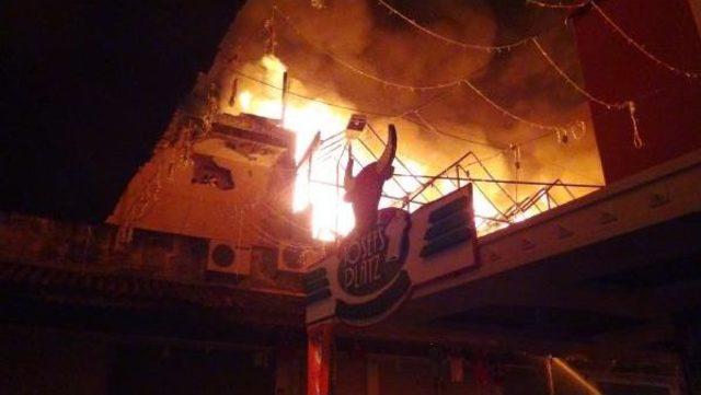 Alanya da Hdp Il&ccedil;e Binası Ateşe Verildi (2) 1