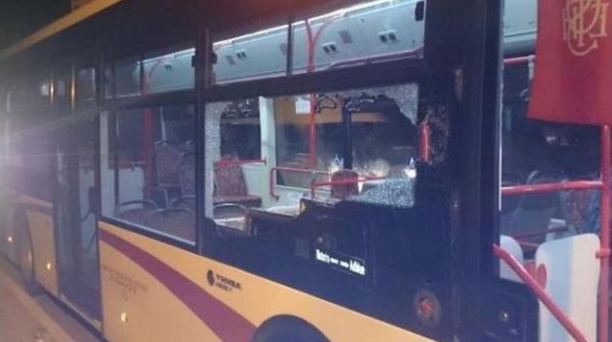İzmir'de Bir Kişi Belediye Otob&uuml;s&uuml;n&uuml; Taşladı