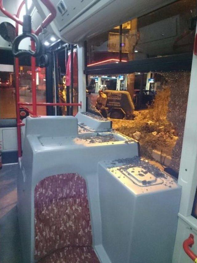İzmir de Bir Kişi Belediye Otob&uuml;s&uuml;n&uuml; Taşladı 2