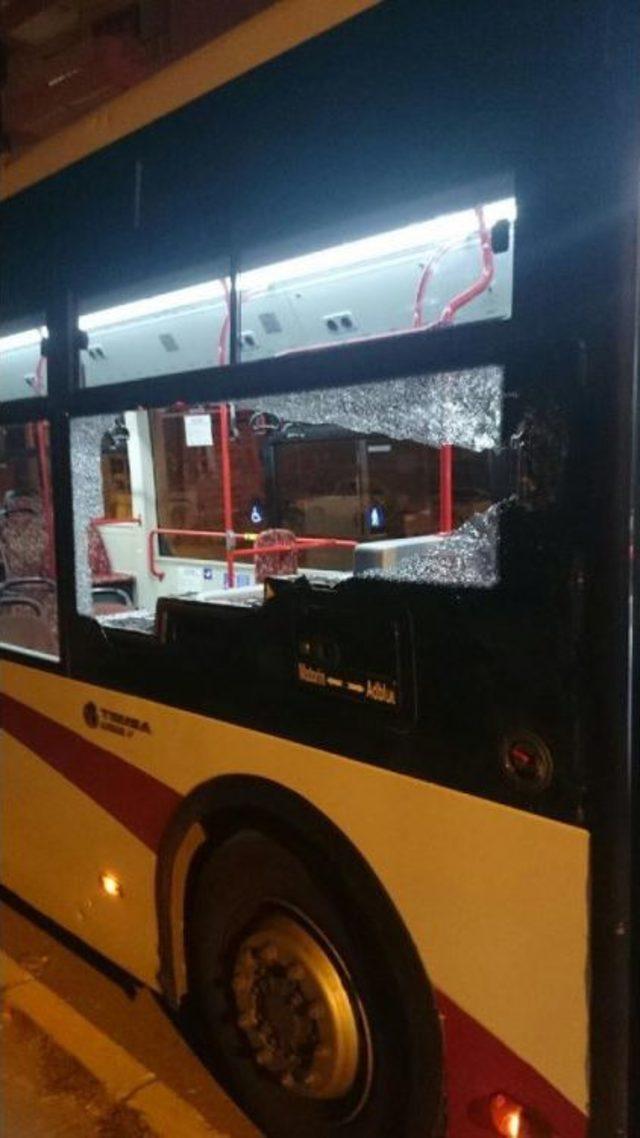 İzmir de Bir Kişi Belediye Otob&uuml;s&uuml;n&uuml; Taşladı 3