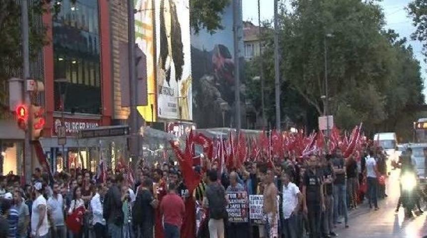 Kadık&ouml;y'de Taraftarlardan 'ter&ouml;re Hayır' Y&uuml;r&uuml;y&uuml;ş&uuml;