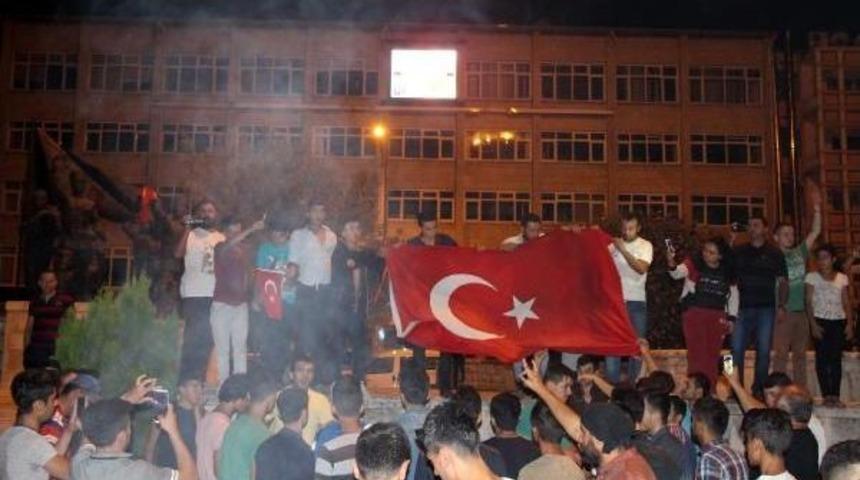 Burdur'da Hdp Tabelası Yakıldı