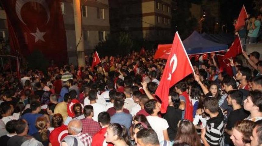 Balıkesir'de Binlerce Kişi Ter&ouml;r&uuml; Lanetledi