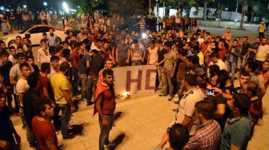 Burdur&rsquo;da Bir Grup Hdp İl Binasının Tabelasını S&ouml;kt&uuml;