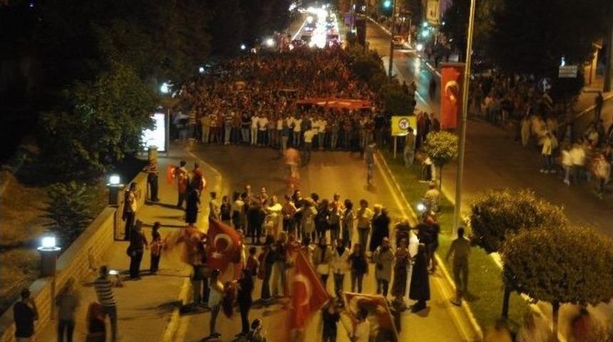 Binlerce Vatandaş Şehidin Evine Y&uuml;r&uuml;d&uuml;