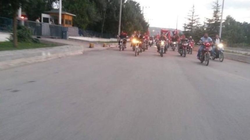 İn&ouml;n&uuml;&rsquo;de Şehitler İ&ccedil;in Bayrak Y&uuml;r&uuml;y&uuml;ş&uuml;