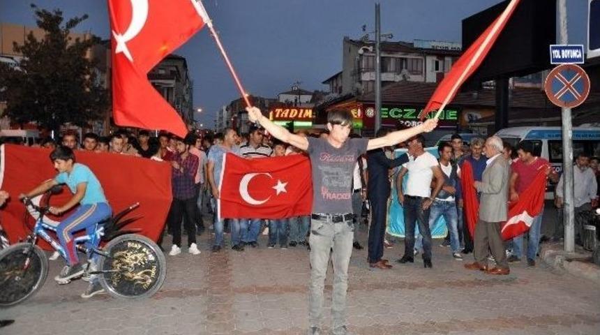 Gelinlik Giydirilmiş Mankenin &Uuml;zerine &Ouml;calan&rsquo;ın Fotoğrafını Astılar