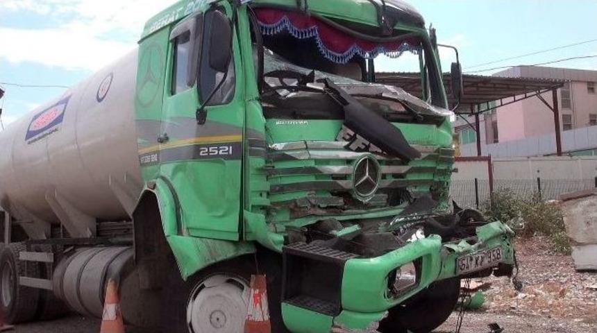 Tem&rsquo;de Tır&rsquo;lar Birbirine Girdi: 3 Yaralı