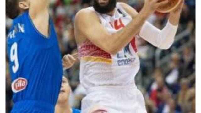 İspanyol Basketbolcu Sırbistan Bayrağını Yırttı