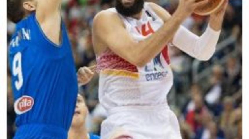 İspanyol Basketbolcu Sırbistan Bayrağını Yırttı