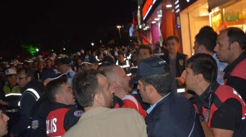 &Ccedil;orlu&rsquo;Da Hdp Binasına Saldırı: 6 G&ouml;zaltı