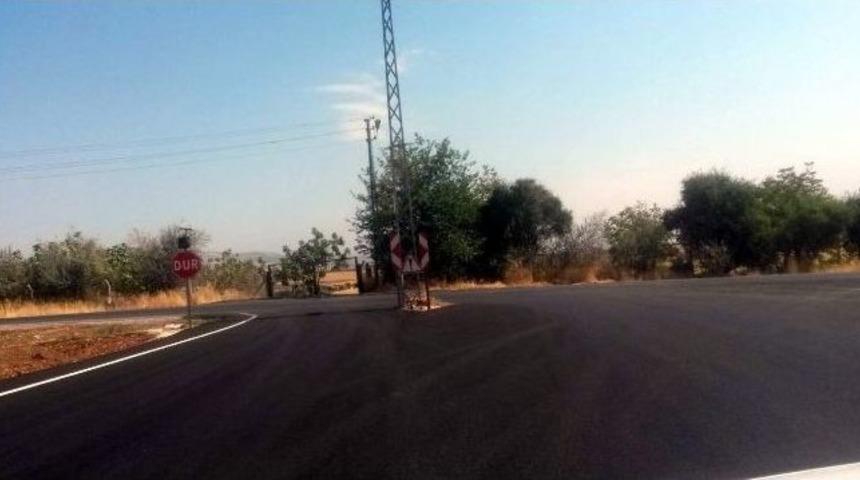 Yol Ortasındaki Direk Faciaya Davetiye &Ccedil;ıkarıyor