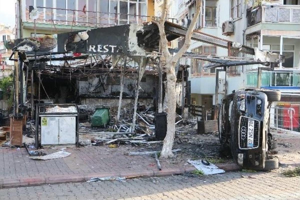 Alanya&rsquo;da D&uuml;n Geceden Geriye Enkaz Yığını Kaldı