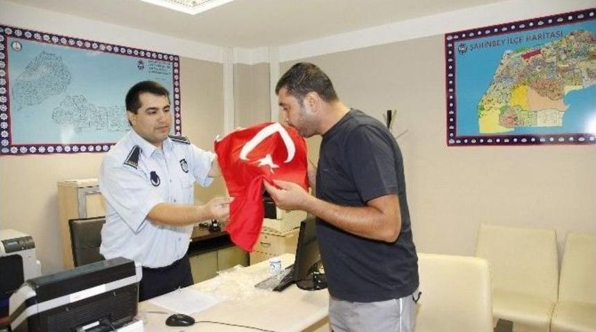 Ter&ouml;r&uuml; Kınamak İ&ccedil;in Binlerce Bayrak Dağıtılıyor