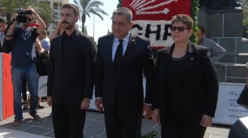 Chp'nin Kuruluş Yıld&ouml;n&uuml;m&uuml;, İzmir'de Atat&uuml;rk Anıtı &Ouml;n&uuml;nde Kutlandı