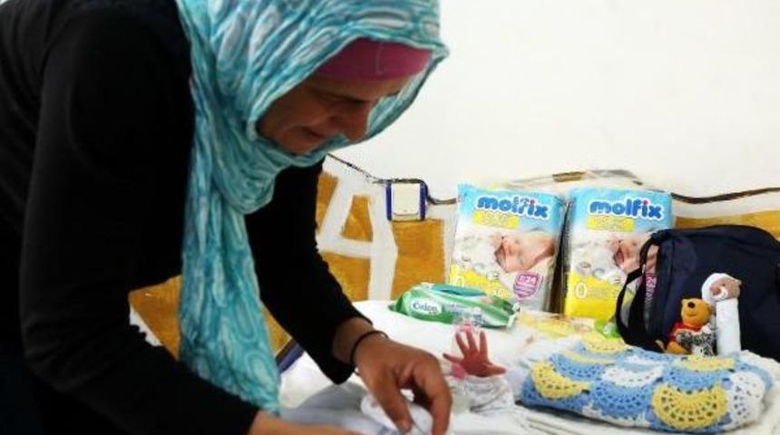 Bota Binerken Sancılanan Suriyeli Anne Doğurdu