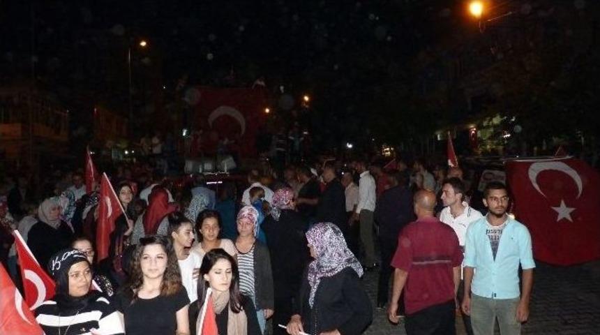 B&uuml;nyan&rsquo;da Y&uuml;zlerce Kişi Şehit Muzaffer Can Ersoy&rsquo;un Evine Y&uuml;r&uuml;d&uuml;