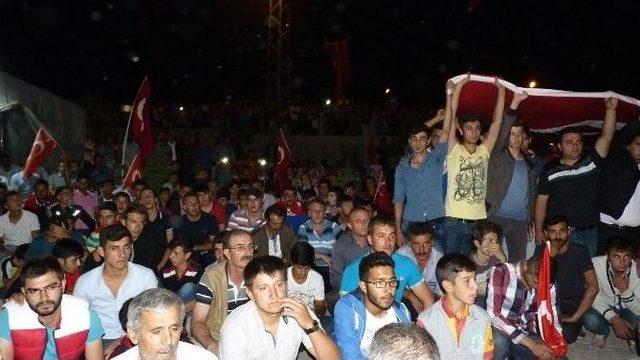 B&uuml;nyan&rsquo;da Y&uuml;zlerce Kişi Şehit Muzaffer Can Ersoy&rsquo;un Evine Y&uuml;r&uuml;d&uuml; 2