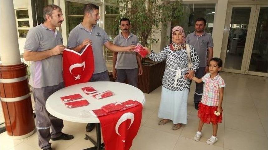 Bayraklarla Birlikte Birlik Mesajı Dağıtıldı