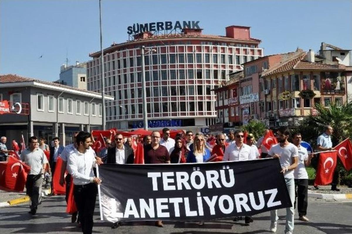Ak Parti T&uuml;rk Bayrağı Dağıttı