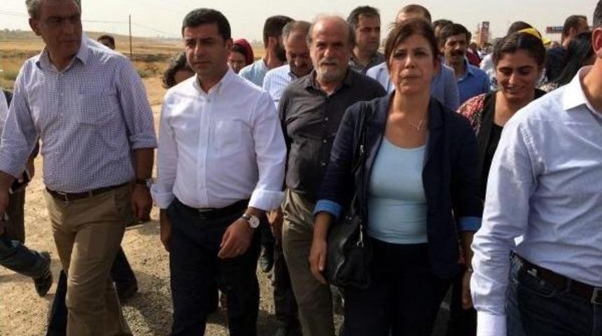 Cizre'ye Giden Demirtaş Ile Bakanların &Ouml;n&uuml; Midyat'ta Kesildi (2)