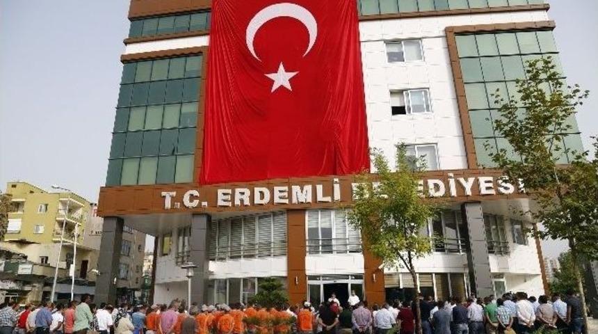 Erdemli Belediyesi &Ccedil;alışanlarından Ter&ouml;re Tepki, Şehitlere Saygı