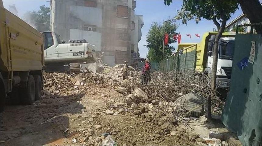 Tonlarca Demir Dakikalar İ&ccedil;inde T&uuml;kendi