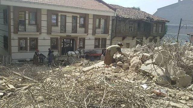 Tonlarca Demir Dakikalar İçinde Tükendi