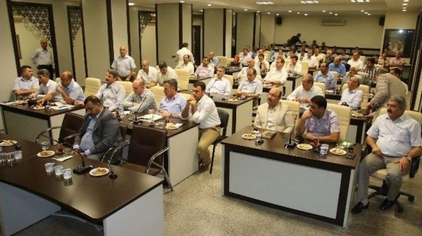 &Ccedil;ift&ccedil;i, B&uuml;rokratları İle Tanıştı