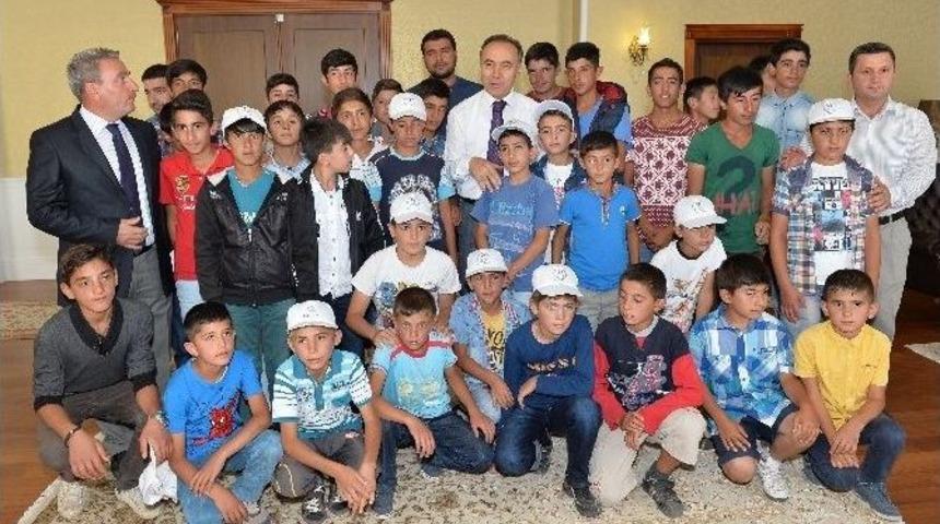 Karayazılı &Ccedil;ocuklar, Vali Ahmet Altıparmak&rsquo;ı Ziyaret Etti