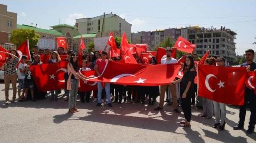Van'da T&uuml;rk Bayraklarıyla Pkk Protestosu